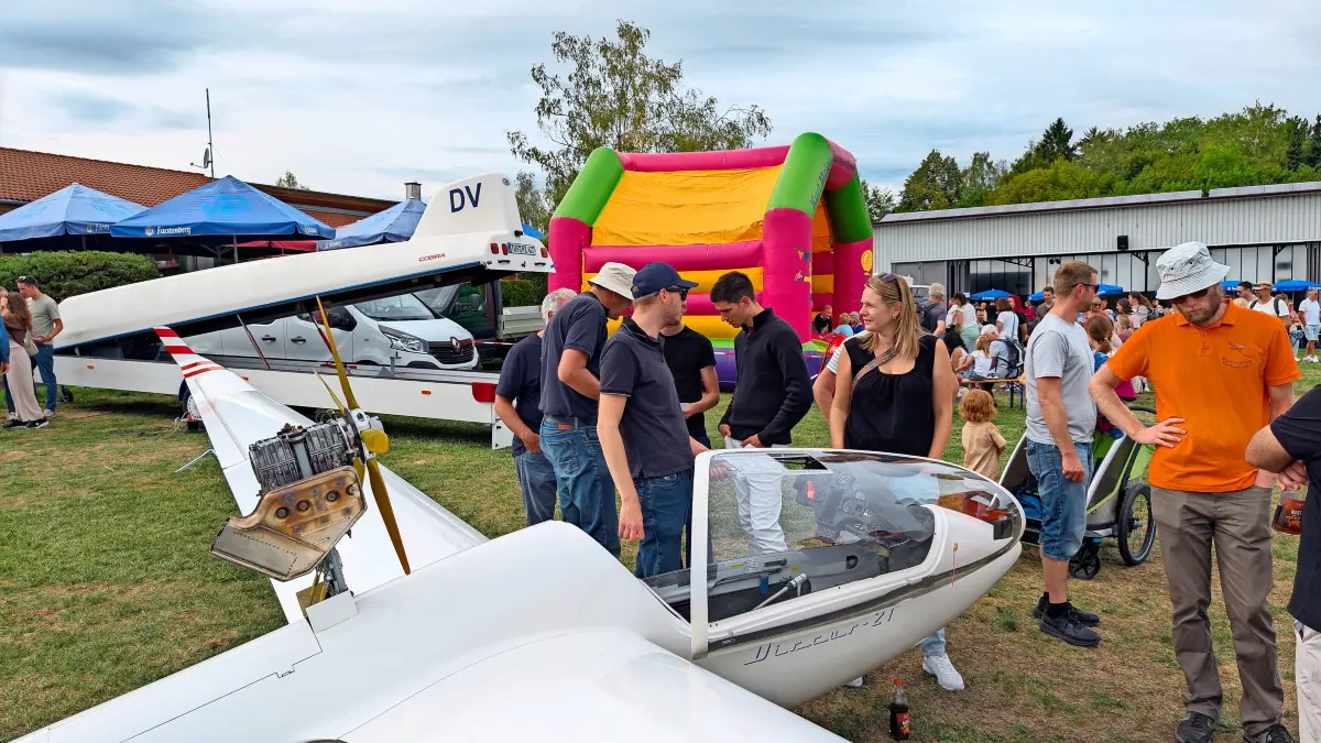 Beim Schwenninger Flugplatzfest standen auch die Segelflieger Rede und Antwort.