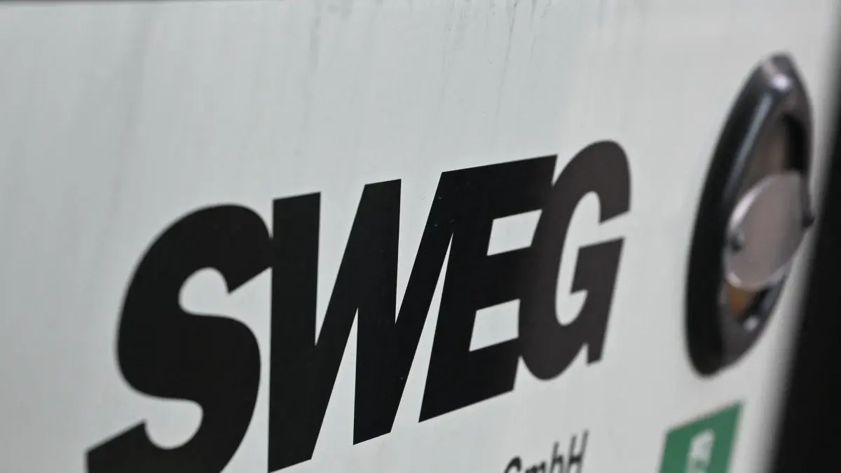 Viele Busse bleiben im Depot - Warnstreik bei der SWEG: ARCHIV - 09.09.2026, Baden-Württemberg, Pforzheim: Das Logo der Südwestdeutsche Landesverkehrs-GmbH (SWEG) ist an einem Linienbus angebracht. Bei einem Streik bleiben einige Busse im Depot. (zu dpa: «Warnstreik bei SWEG: Busse bleiben zum Schulstart stehen») Foto: Bernd Weißbrod/dpa +++ dpa-Bildfunk +++