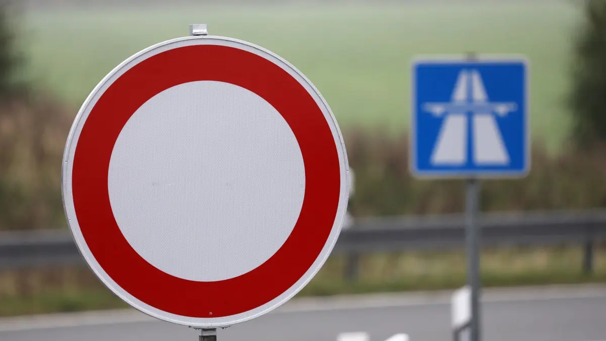 Sperrung einer Autobahn: ARCHIV - 09.10.2017, Mecklenburg-Vorpommern, Tribsees: An einer Autobahnauffahrt wird auf eine Sperrung hingewiesen. (zu dpa: «A66 bei Hanau: Zufahrten gesperrt bis 27. September») Foto: Bernd Wüstneck/dpa-Zentralbild/dpa +++ dpa-Bildfunk +++