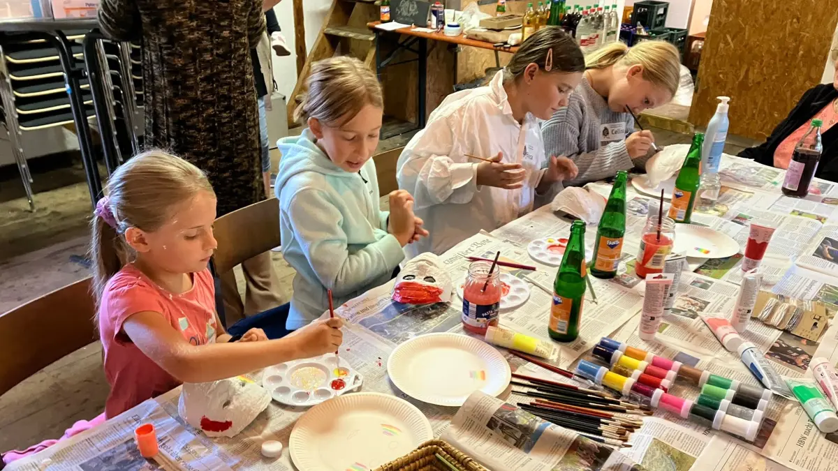 Bunte Gipsmasken und strahlende Kinderaugen Narrenzunft Lauffen begeistert Nachwuchs beim Ferienprogramm der Gemeinde im Narrenstüble