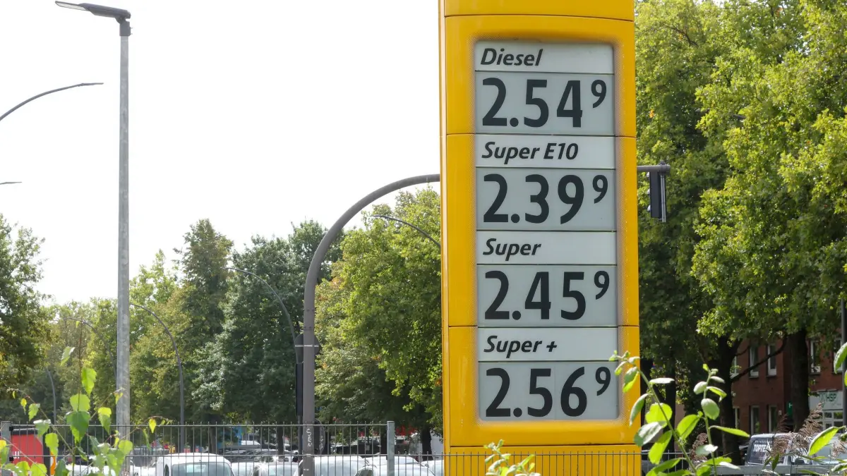 Spritpreise: 14.09.2026, Hamburg: Auf einem Preisschild an einer Tankstelle werden die aktuellen Preise für Kraftstoffe angezeigt. Foto: Bodo Marks/dpa +++ dpa-Bildfunk +++