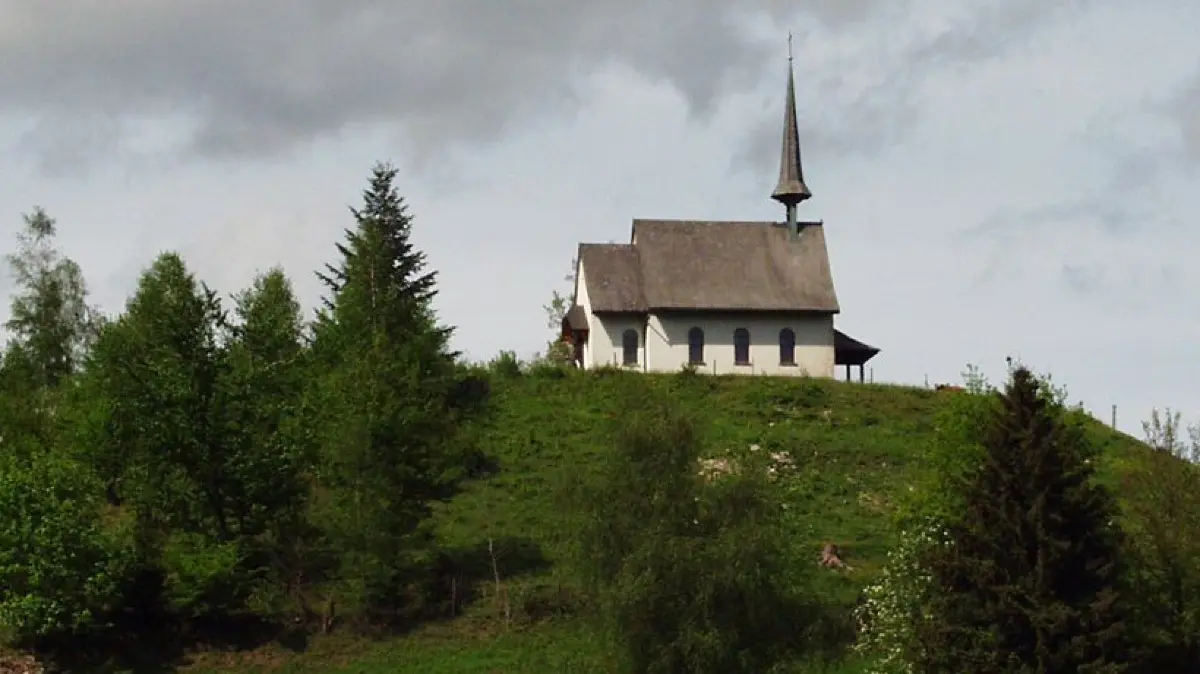 Oberhalb von Mambach thront seit 80 Jahren die Kapelle Maria Frieden auf einer Gletschermoräne.