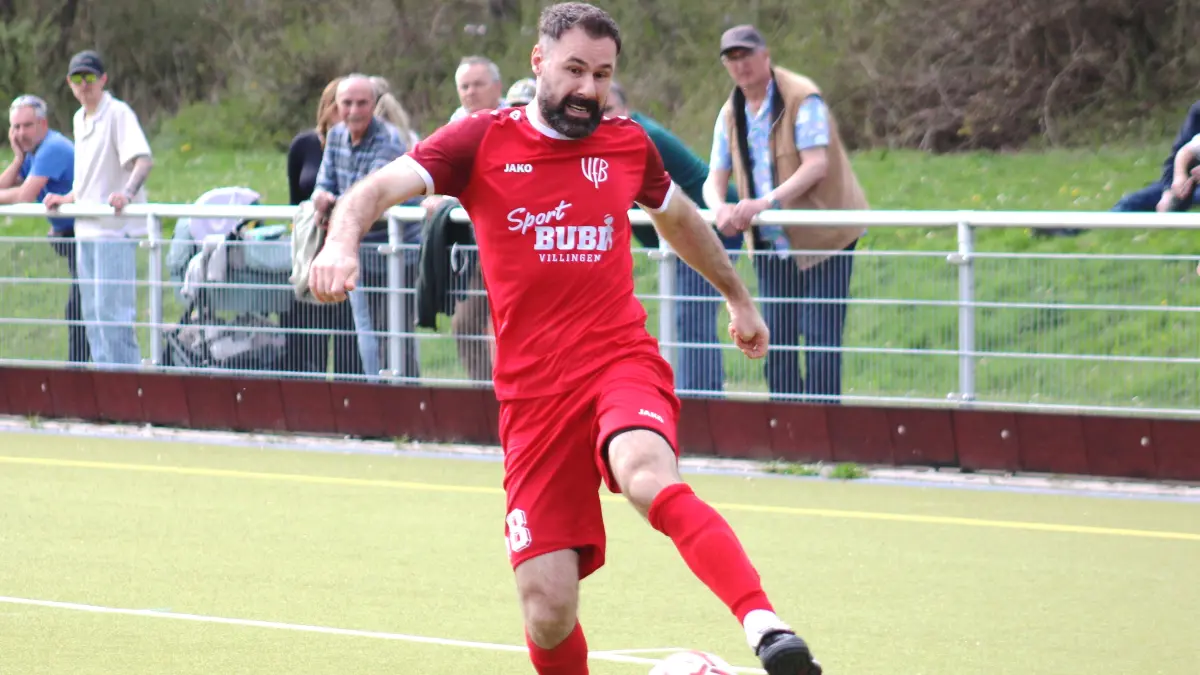 Adem Sari ist mit Absteiger VfB Villingen auf den ersten Platz der A1 geklettert.
