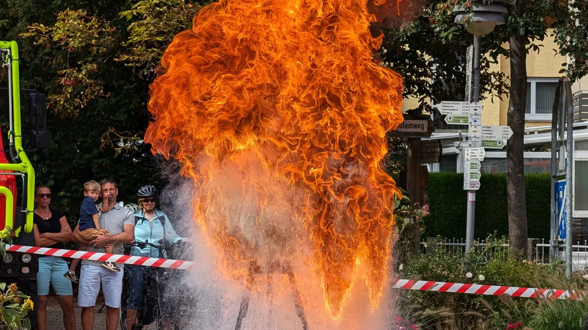 Beim Tag der Feuerwehr in Unterkirnach wurde demonstriert, was passiert, wenn man brennendes Fett mit Wasser löscht.