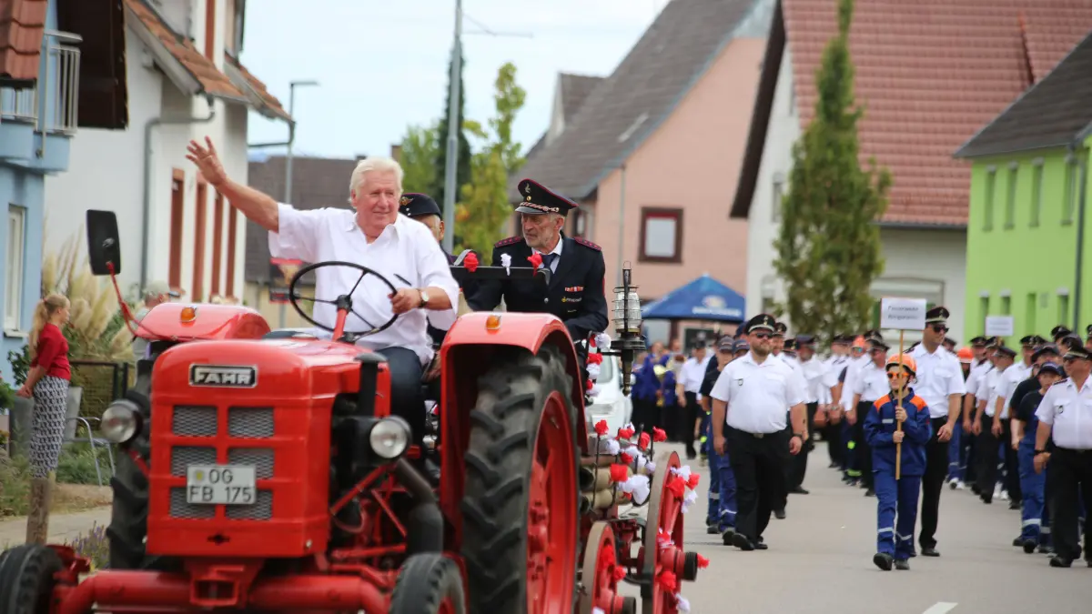 Viele Feuerwehrangehörige zogen durch die Straße.
