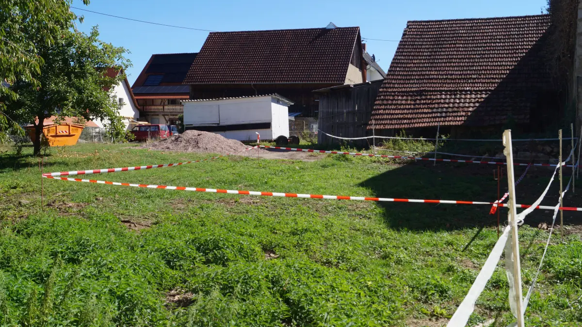 Durch den Abbruch eines alten Schuppens auf dem Grundstück Dorfstraße 4 in Schallbach gibt es nun freien Platz für ein Beachvolleyballfeld.