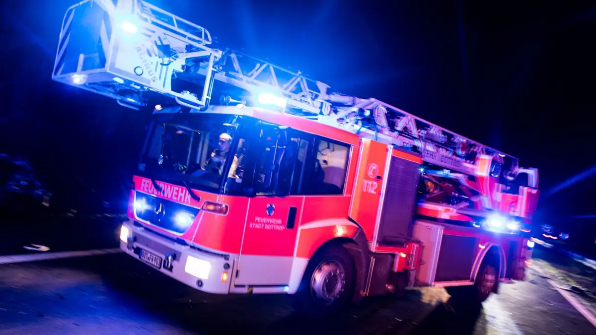 Brand in Sonsbeck: ARCHIV - 21.01.2018, Nordrhein-Westfalen, Bottrop: ILLUSTRATION - Ein Drehleiterwagen der Feuerwehr fährt mit Blaulicht an einer Unfallstelle vorbei. (zu dpa: «84-Jährige bei Brand in Pflegeheim schwer verletzt») Foto: Marcel Kusch/dpa +++ dpa-Bildfunk +++