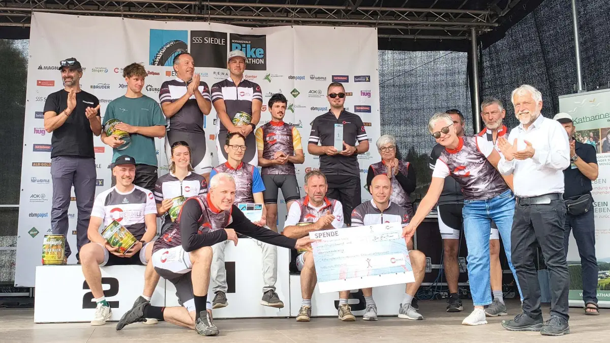 Im Rahmen der Siegerehrung für den Schwarzwald Bike Marathon konnte die Firma Hermle aus Gosheim wie schon seit zehn Jahren erneut die stolze Summe von 34.940 Euro an Klinikleiter Stephan Maier von der Katharinenhöhe übergeben.