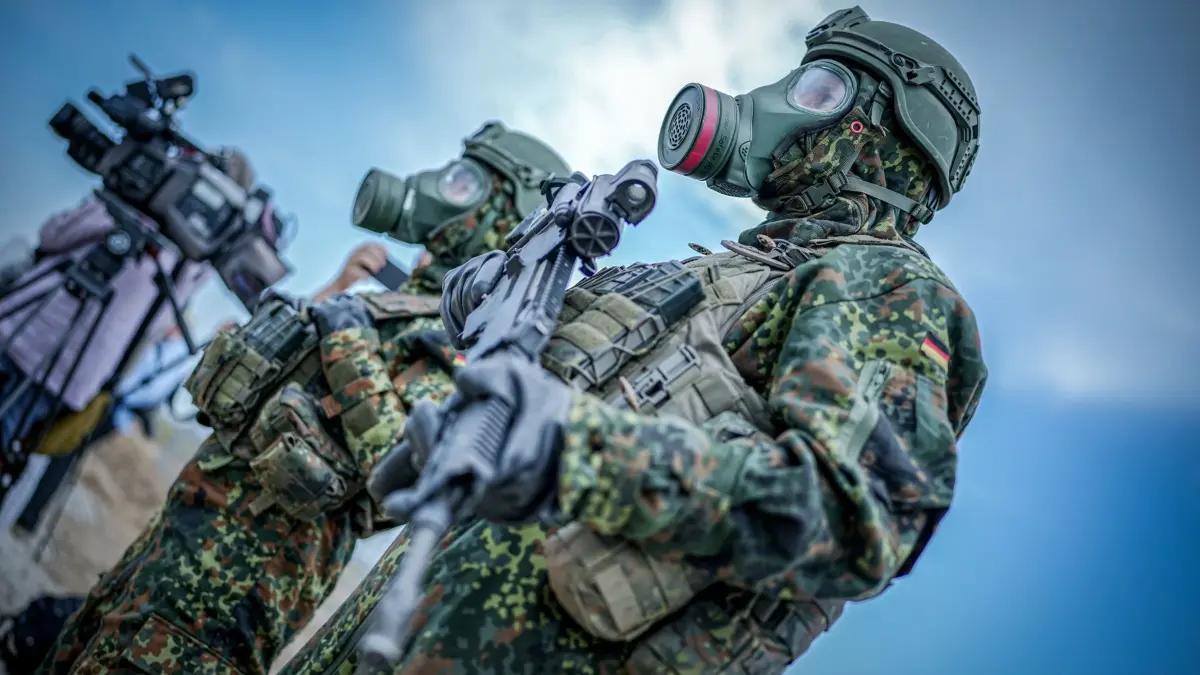 Bundeswehrübung „Badischer Sturm“: ARCHIV - 29.05.2024, Litauen, Pabrade: Soldaten der Bundeswehr nehmen in ABC-Schutzkleidung am Abschlusstag der Nato-Übung Quadriga 2024 teil. Die Bundeswehr zeigt in diesen Tagen auch in Baden starke Präsenz bei einer Großübnung. (zu dpa: «Vorsicht auf Straßen: Über 500 Soldaten proben ABC-Einsatz») Foto: Kay Nietfeld/dpa +++ dpa-Bildfunk +++