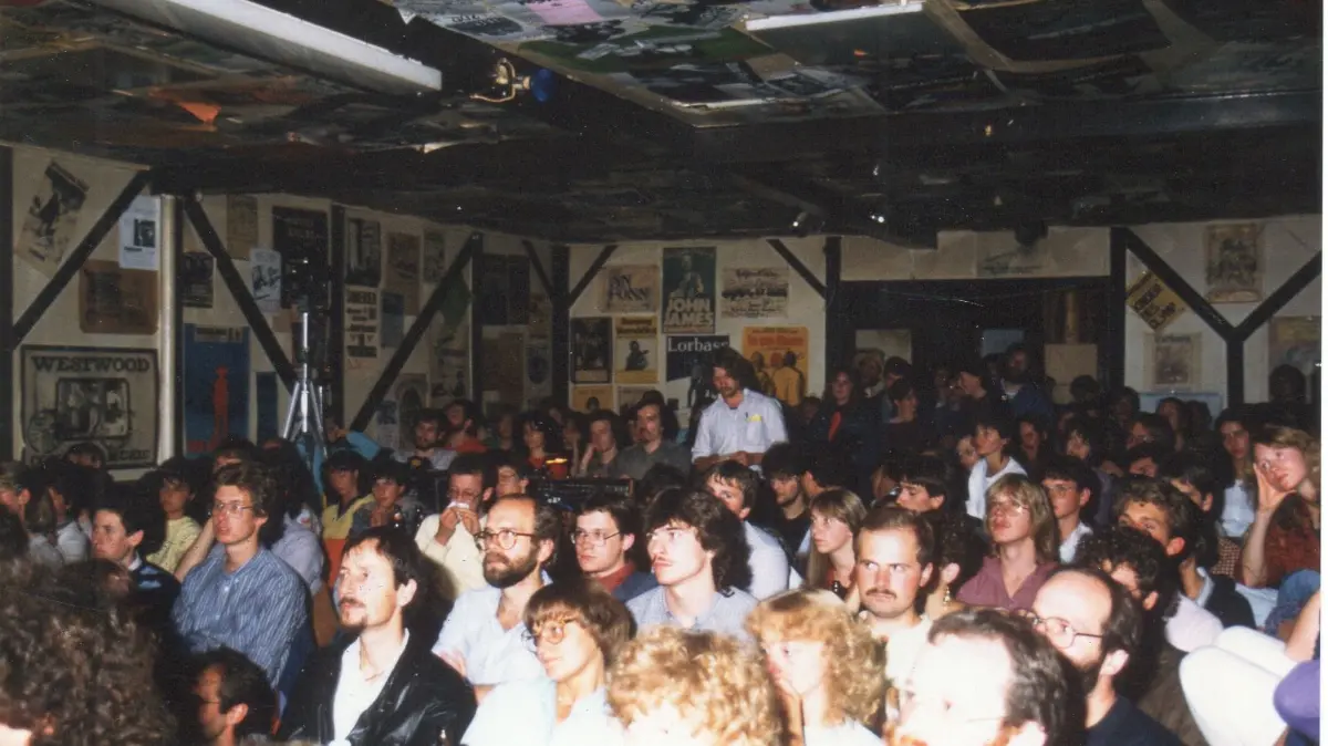 Ein Foto von 1986: ein Konzert des Folk-Clubs in der Scheuer in Villingen.