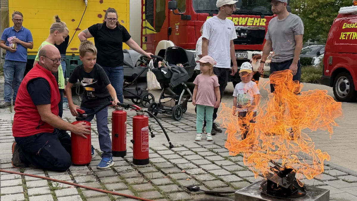 Bei der gut besuchten Jettinger Feuerwehr-Hocketse konnten sich die Kids am Feuerlöschtrainer versuchen.