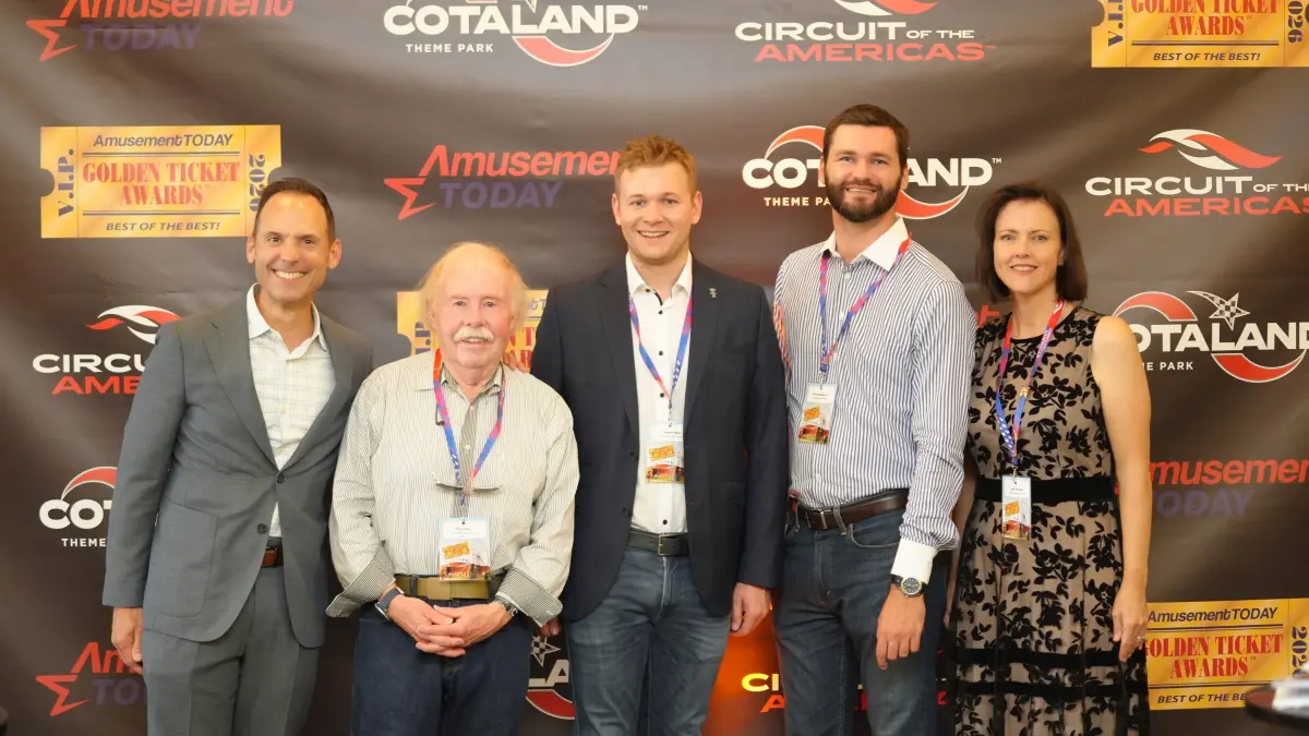 Frederik Mack (Mitte) gemeinsam mit Freizeitpark-Experten Chip Cleary (2.v.l.) und Mike Denninger (links) sowie seiner Ehefrau Angie Denninger und Marc Sciabbarrasi (Europa-Park)