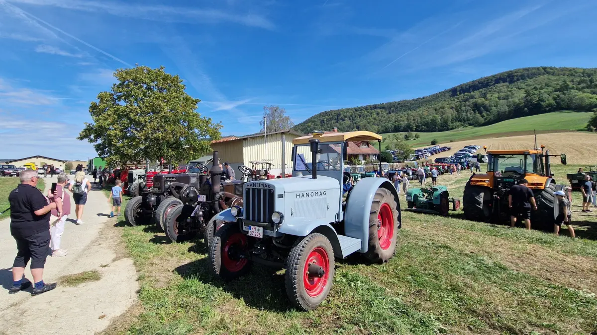 Beim großen Traktorentreffen folgen zahlreiche Oldtimer und Youngtimer von Schlepperfreunden und Oldtimer-Gruppen aus der ganzen Region der Einladung auf den Fützener Birchenhof. Die Besucher können zahlreiche liebevoll restaurierte Exemplare bestaunen.