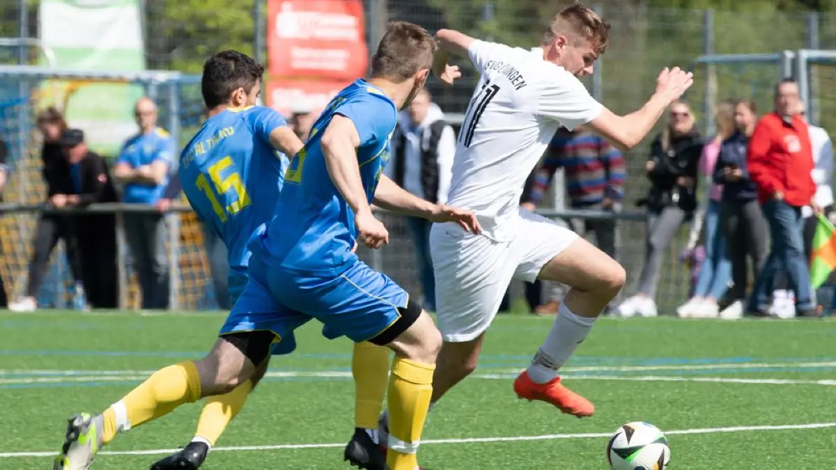 Der 1.FC Altburg (in Blau) ist in der Bezirksliga noch ungeschlagen.