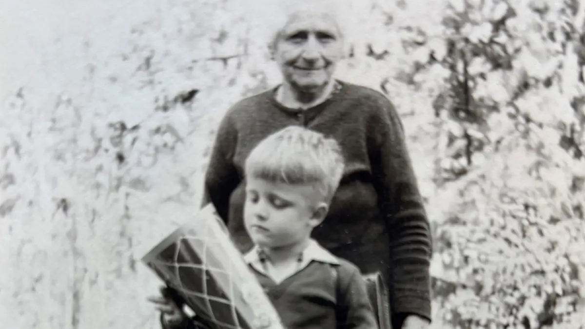 Man kann ja mal an der Zeitmaschine drehen. So wurde in den 60er-Jahren eingeschult: korrekt frisiert, Hochwasserhosen, die Oma mit auf dem Schwarzweißfoto.