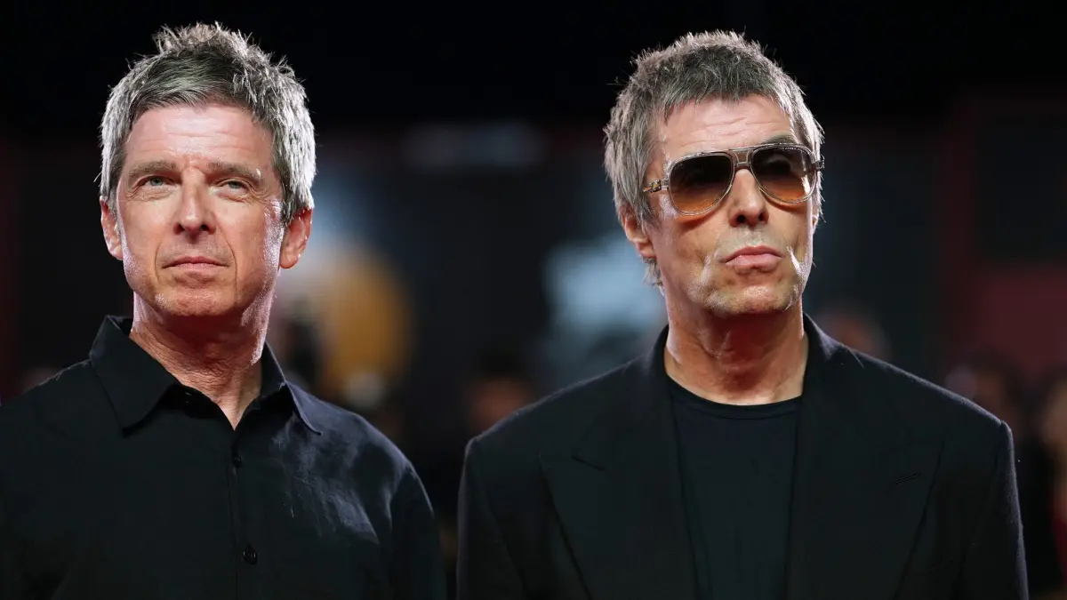 Noel Gallagher (l) und Liam Gallagher: ARCHIV - 05.09.2026, Italien, Venedig: Noel Gallagher (l) und Liam Gallagher posieren auf dem roten Teppich für die Filmvorführung von "Oasis: Don’t Look Back In Anger" im Rahmen der 83. Ausgabe der Filmfestspiele von Venedig. (zu dpa: «Britpopband Oasis kündigt Konzerte in Deutschland an») Foto: Scott A Garfitt/Invision/AP/dpa +++ dpa-Bildfunk +++