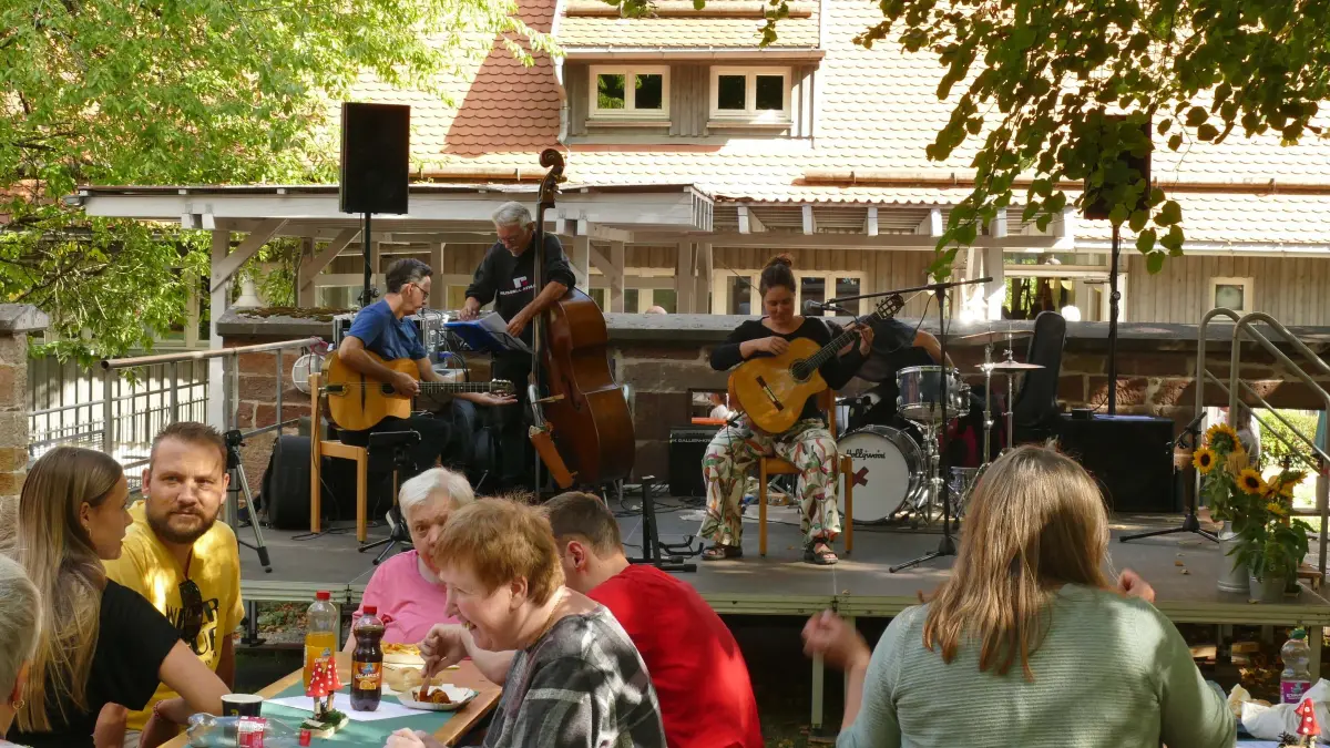 Die BruderhausDiakonie in Fluorn lud am Samstag zur zweiten „HofKultu(h)r“ ein.