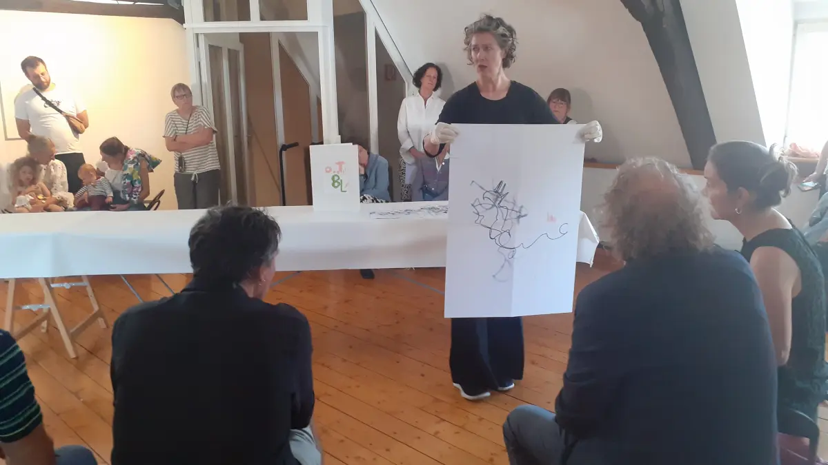 Katja Butt zeigt die Arbeit von Wolfgang Lüdgens.