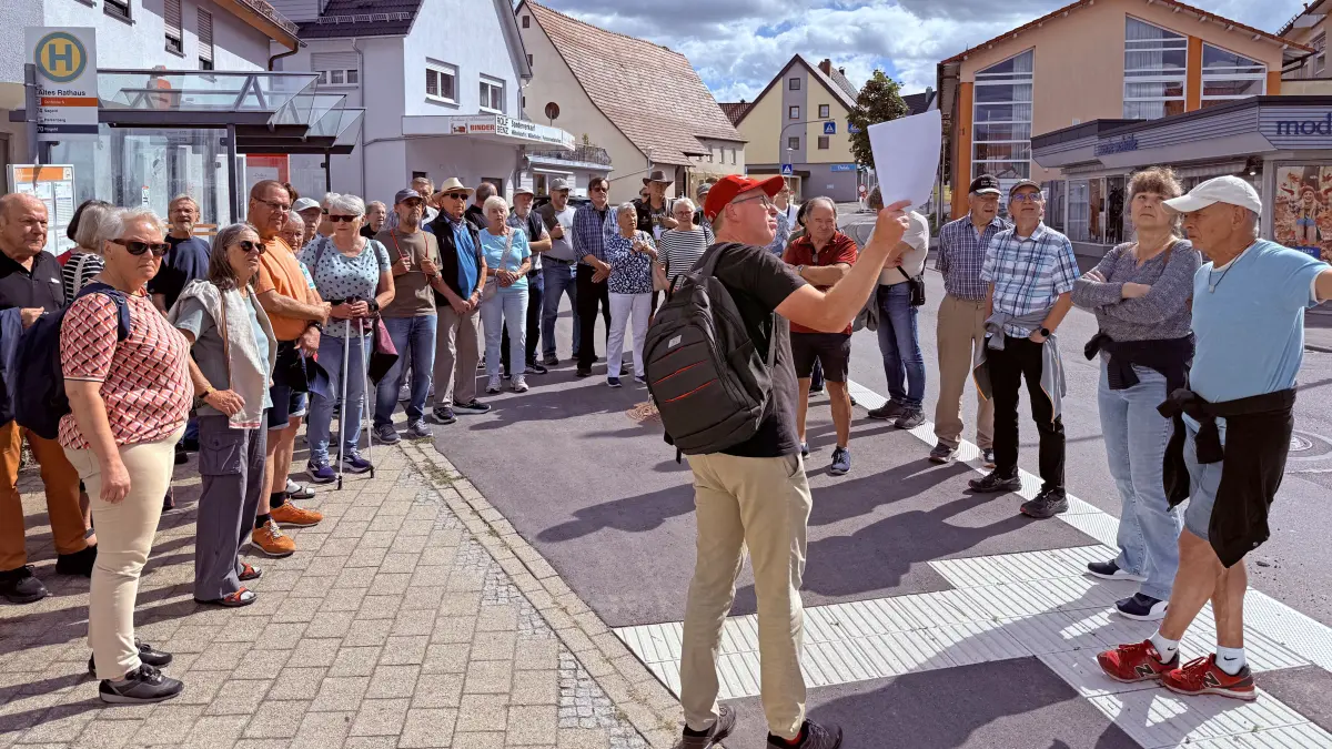 Hans Michael Burkhardt informierte im Rahmen des „Spaziergangs mit dem Bürgermeister“ über aktuelle Themen und Baumaßnahmen in Jettingen.