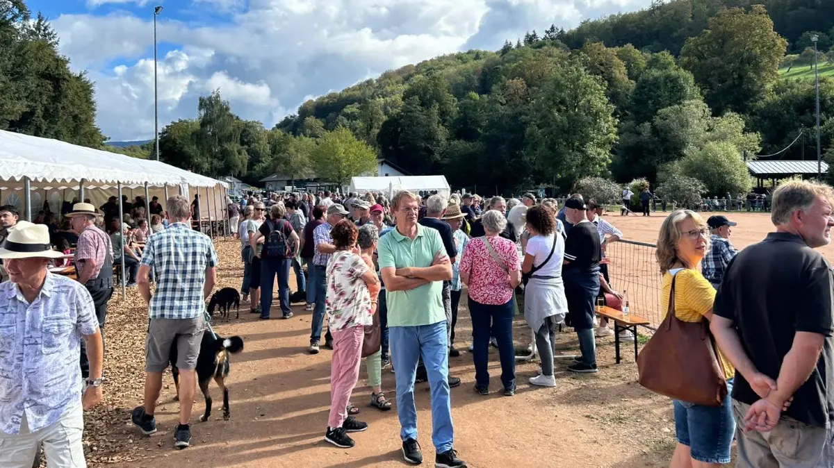 Gute Laune bei Kaiserwetter: Das Publikum genießt den Rossmärt in vollen Zügen.