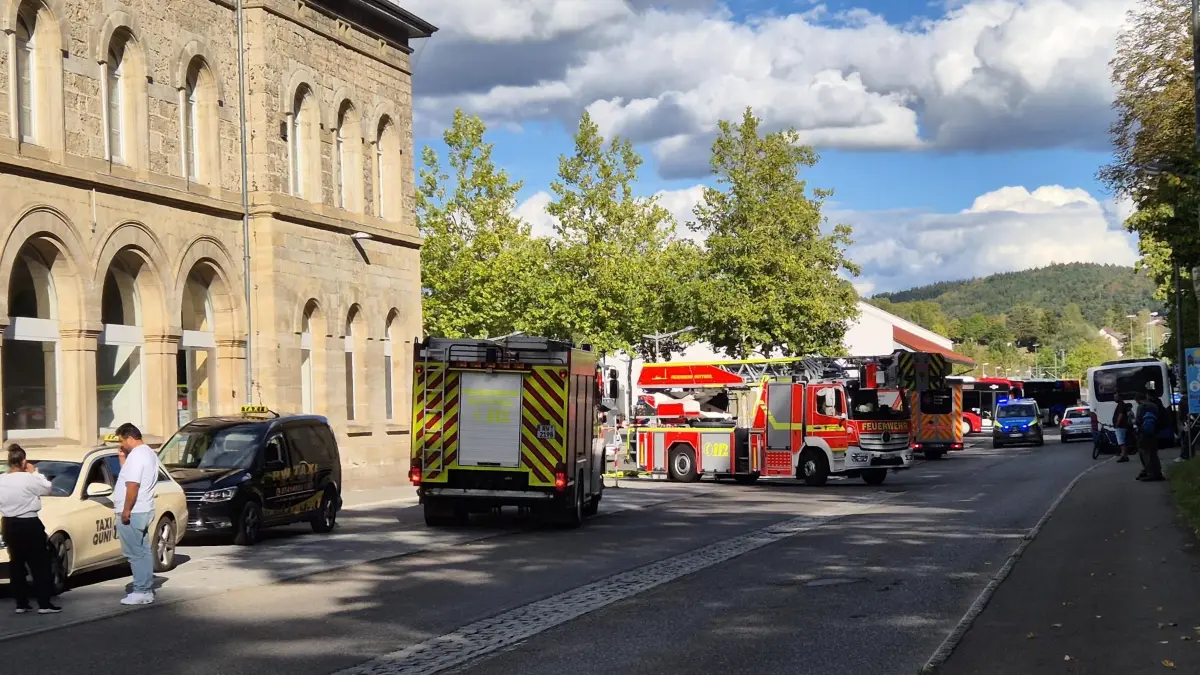Die Feuerwehr rückt zum Rottweiler Bahnhof an.