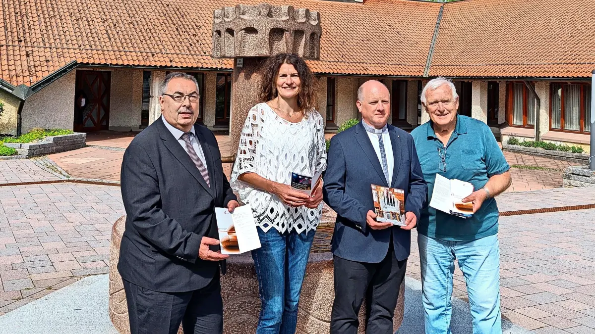 Der Kultureller Herbste startet am Sonntag, 20. September, mit einem Eröffnungsgottesdienst in der Kirche St. Martin. Sie sind wieder mit dabei (von links): Norbert Storz (Leiter der Sparkasse Brigachtal), Hauptamtsleiterin Elke Dufner (in Vertretung von Bürgermeister Michael Schmitt), Pfarrer Janusz Liszka und Begründer des Kulturellen Herbstes, Josef Vogt.