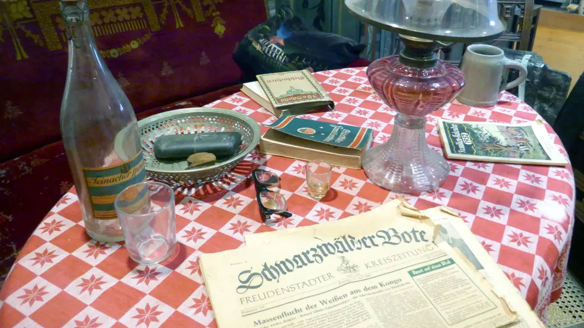 Blick in die gute Stube im Heimatmuseum mit einer Ausgabe des Schwarzwälder Boten von 1960