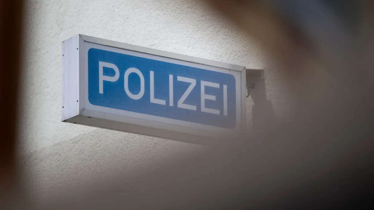 Polizei: ARCHIV - 06.08.2026, Baden-Württemberg, Stuttgart: Ein Schild mit der Aufschrift „Polizei“ ist an der Fassade des Polizeipräsidiums Stuttgart befestigt. (zu dpa: «Unterricht am ersten Schultag fällt nach Einbruch aus») Foto: Marijan Murat/dpa +++ dpa-Bildfunk +++