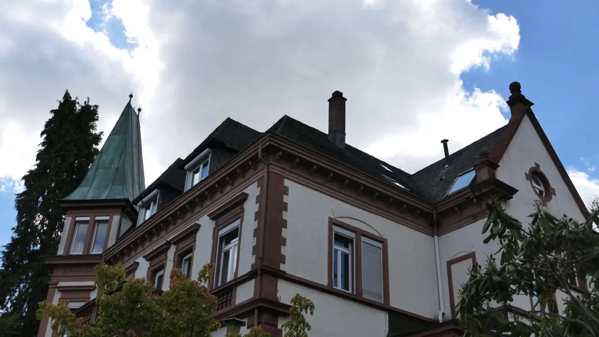 Bei einer Villa in der Gewerbehallestraße startete ein Rundgang zur Firmenhistorie St. Georgens.