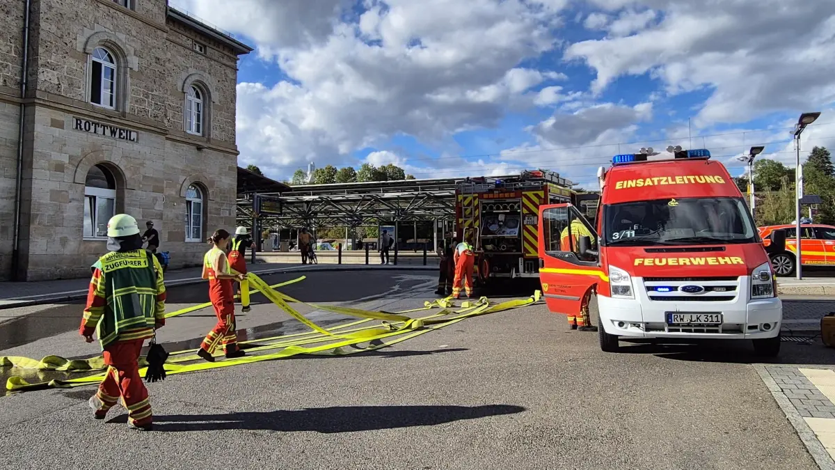 Die Feuerwehr rückt zum Rottweiler Bahnhof an.