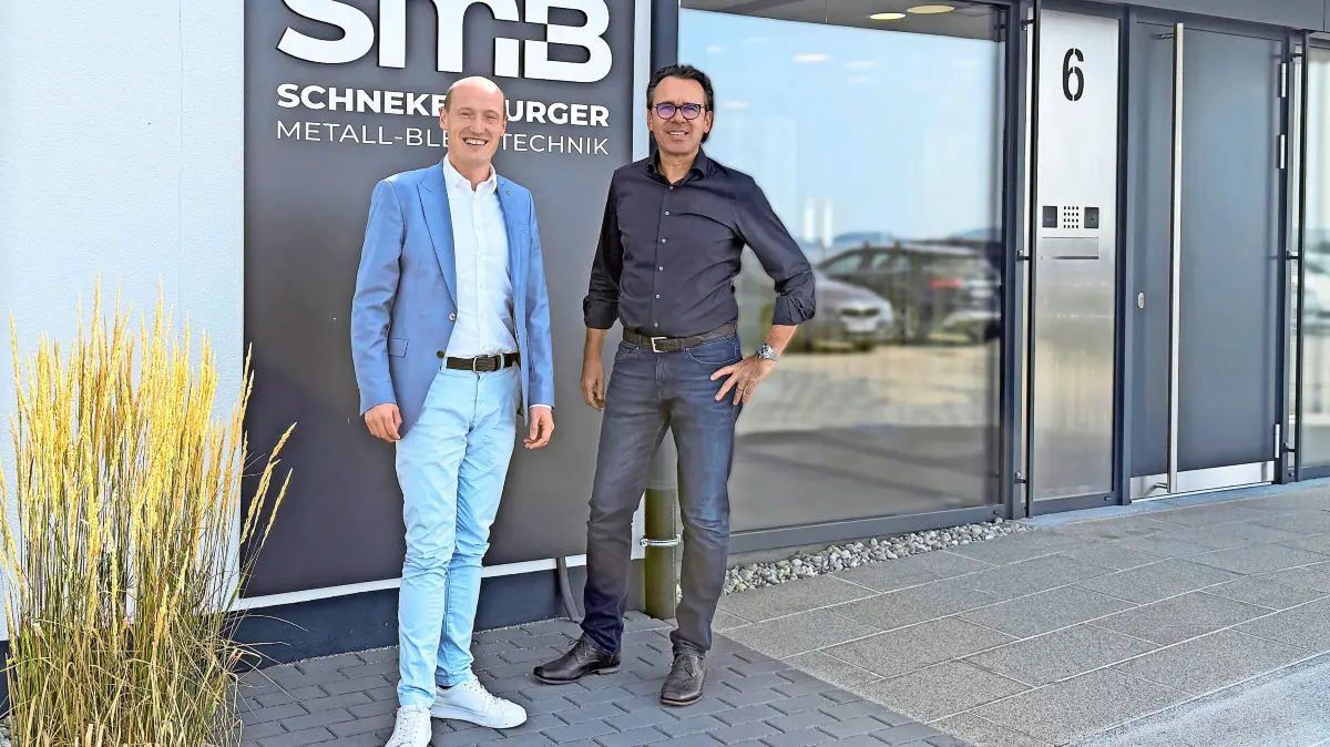 Bürgermeister Jonathan Berggötz (links) besuchte die SMB Schnekenburger GmbH in Öfingen. Geschäftsführer Thomas Schnekenburger gab Einblicke in das Unternehmen und die moderne Feinblechfertigung.