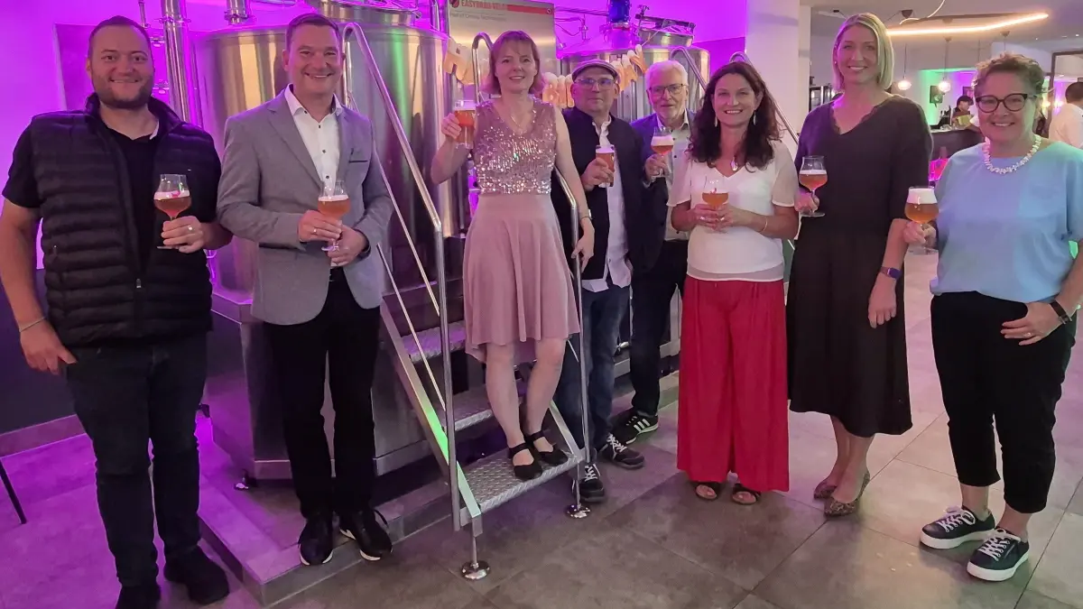 Die neue Brauanlage wird eingeweiht (von links): Marco Gauger, Klaus Mack, Jessica Fox, Jürgen Göbel, Thomas Hartmann, Daniela Steinrode, Stefanie Bott und Beate Kunz.