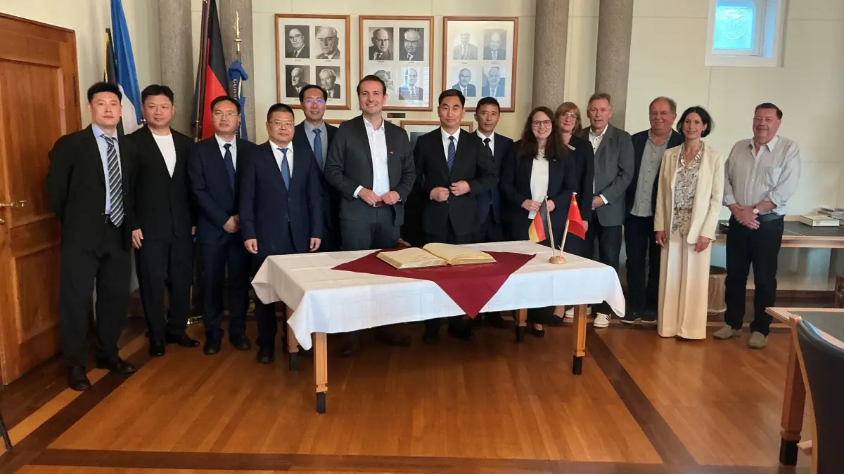 Die Delegationen beim Eintrag ins Goldene Buch der Stadt Freudenstadt, in der Mitte Oberbürgermeister Adrian Sonder und der geschäftsführende Vize-Bürgermeister Huang Ge.