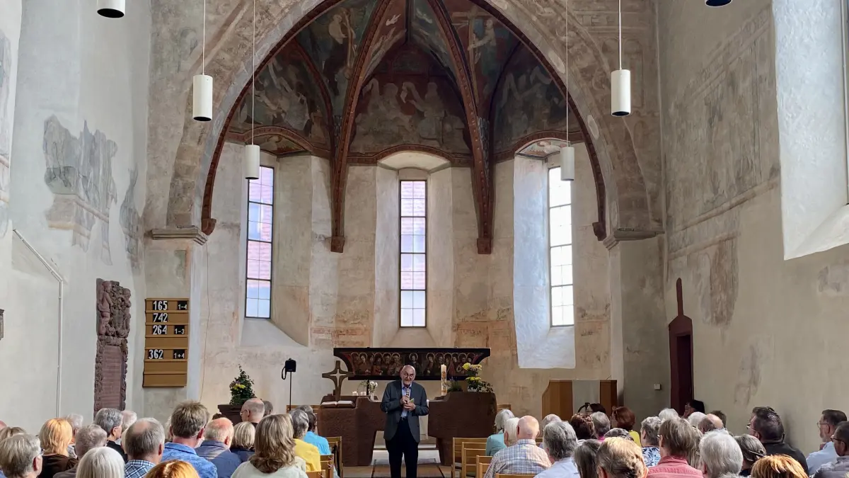 Historiker Arno Herberner hielt zum "Tag des offenen Denkmals" vor vielen interessierten Gästen einen mit vielen Details gespickten Vortrag zur künstlerischen Gestaltung des Innnenraums der Kirche in Niedereggenen.