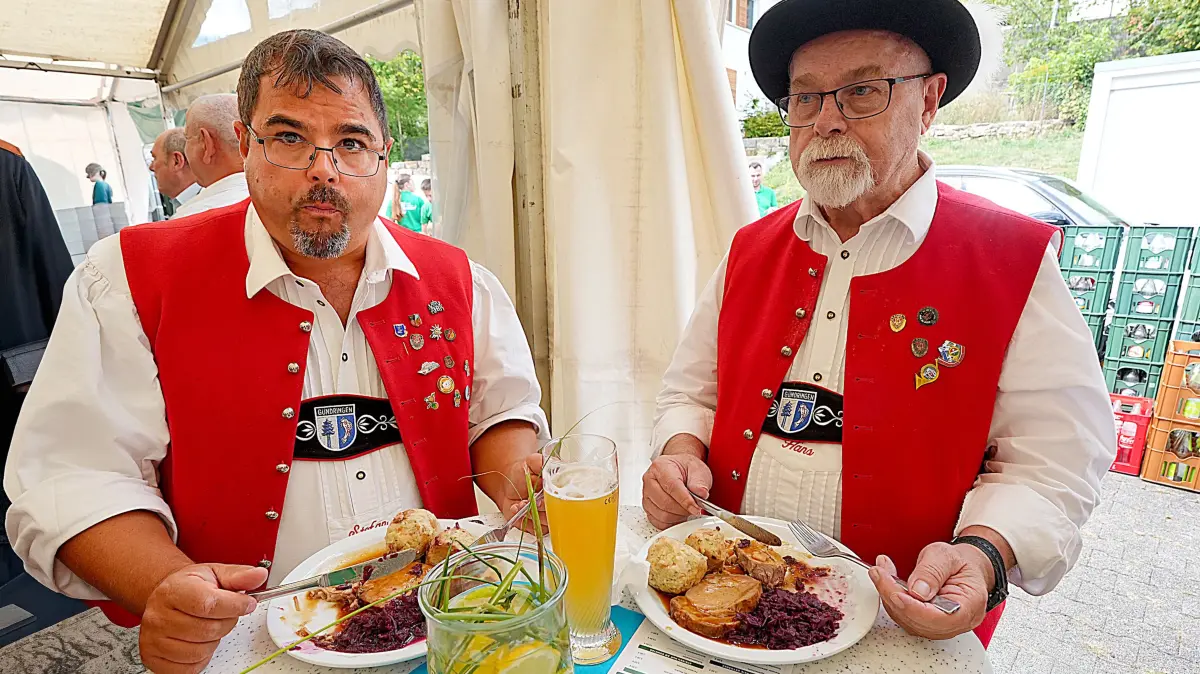 Knödel, Blaukraut und als Garnitur Schweinsbraten mit Soße – das passt.