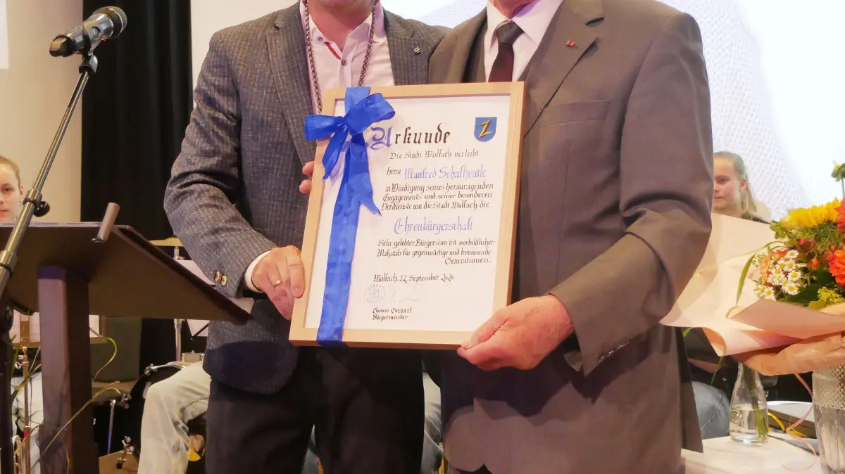 Bürgermeister Thomas Geppert und der neue Ehrenbürger Manfred Schafheutle