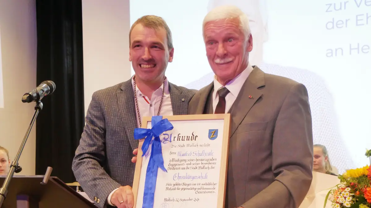 Bürgermeister Thomas Geppert und der neue Ehrenbürger Manfred Schafheutle