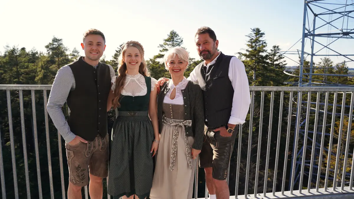 Dirndl und Lederhosen passen nicht nur hervorragend ins Festzelt sondern eignen sich auch ideal für festliche Anlässe.