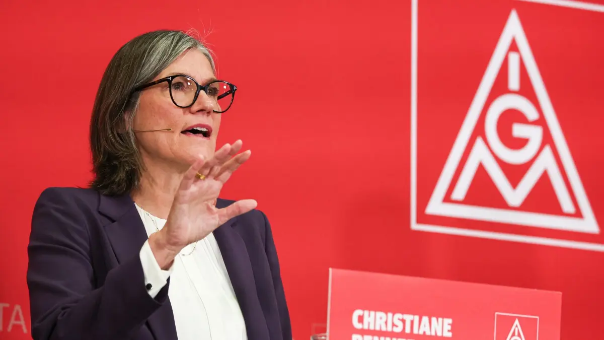IG Metall wirbt für Aktionstag: ARCHIV - 26.01.2026, Hessen, Frankfurt/Main: Christiane Benner, 1. Vorsitzende der IG Metall, spricht auf der IG Metall Jahreskonferenz. (zu dpa: «IG Metall ruft zu Protest gegen Einschnitte in Autobranche») Foto: Hannes P Albert/dpa +++ dpa-Bildfunk +++