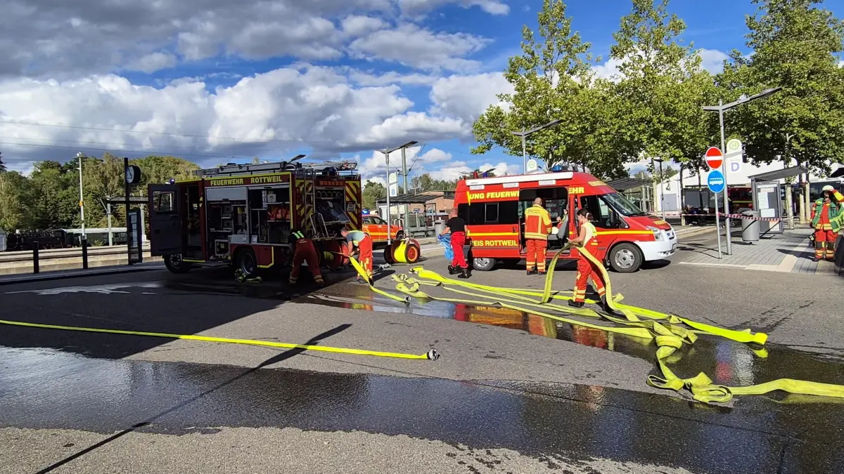 Die Feuerwehr rückt zum Rottweiler Bahnhof an.