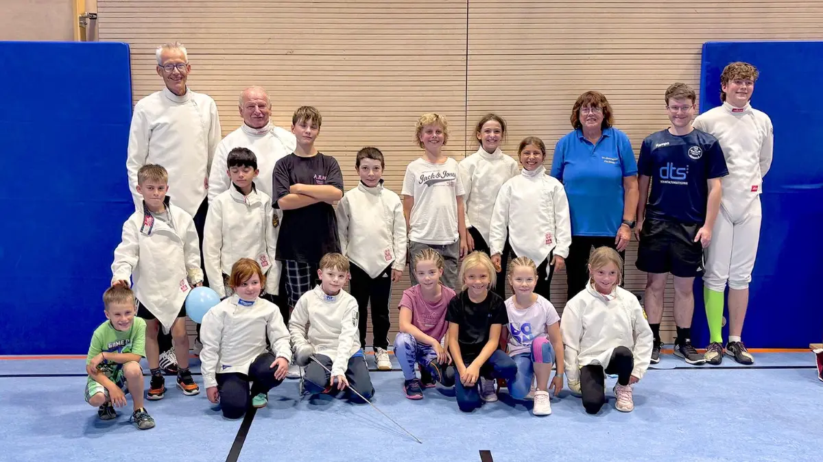 Zwei Abende lang konnten Kinder und Jugendliche den Fechtsport kennenlernen und selbst zum Fechter werden.