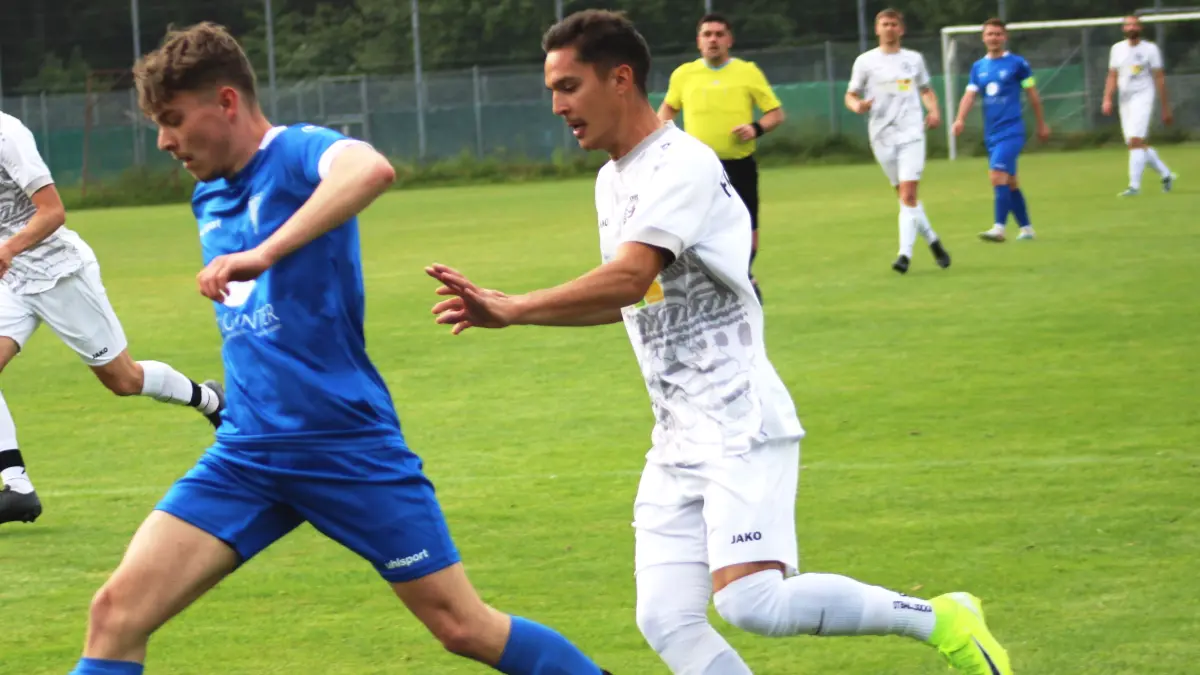 Marvin Karisan (rechts) erzielte für die SG Wolterdingen-Tannheim in der Kreisliga A1 vier Treffer zum 5:3-Sieg gegen die DJK Villingen.
