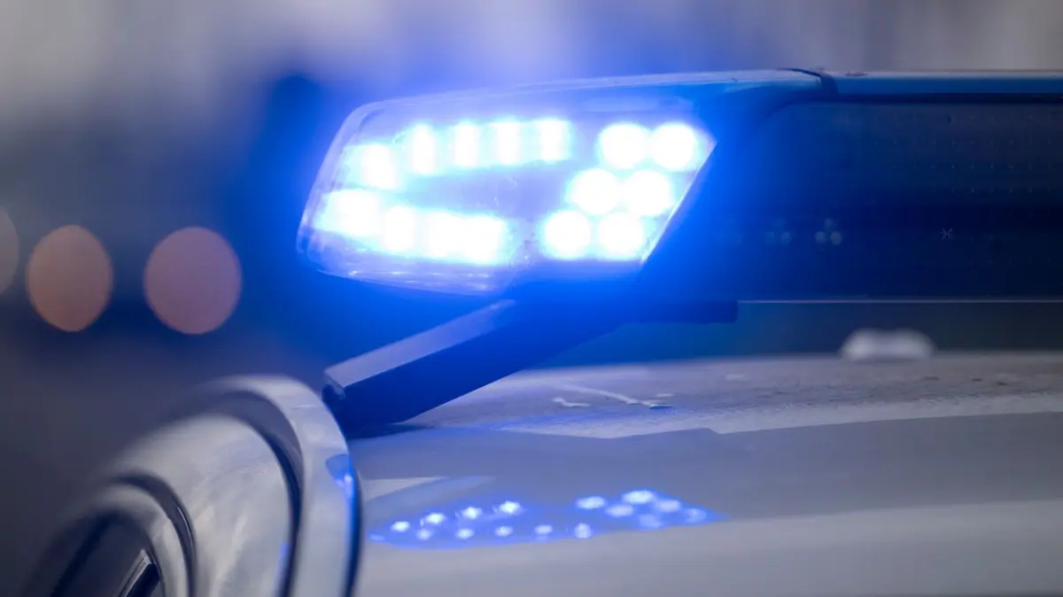 Polizei - Symbolbild: ARCHIV - 17.12.2025, Baden-Württemberg, Kehl: Ein Blaulicht blinkt während eines Fototermins mit der Deutschen Presse-Agentur (dpa) an der deutsch-französischen Grenze an einem Einsatzfahrzeug der Bundespolizei. (zu dpa: «Gefahrgut-Unfall auf A6 - medizinischer Notfall vermutet») Foto: Marijan Murat/dpa +++ dpa-Bildfunk +++