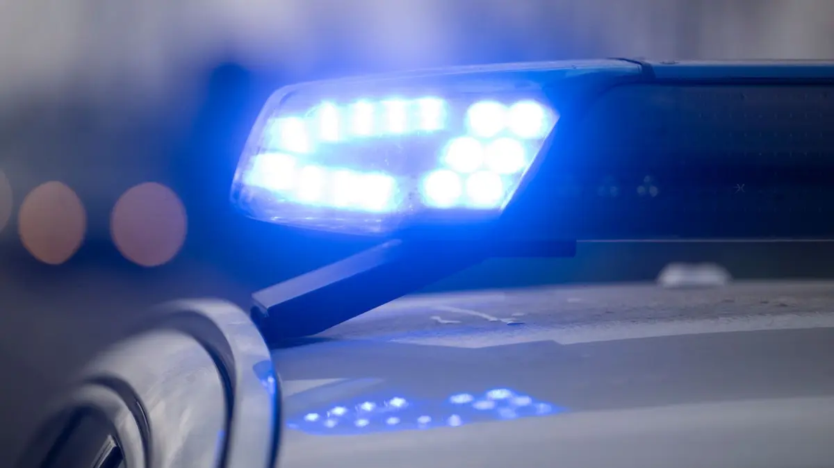 Polizei - Symbolbild: ARCHIV - 17.12.2025, Baden-Württemberg, Kehl: Ein Blaulicht blinkt während eines Fototermins mit der Deutschen Presse-Agentur (dpa) an der deutsch-französischen Grenze an einem Einsatzfahrzeug der Bundespolizei. (zu dpa: «Gefahrgut-Unfall auf A6 - medizinischer Notfall vermutet») Foto: Marijan Murat/dpa +++ dpa-Bildfunk +++