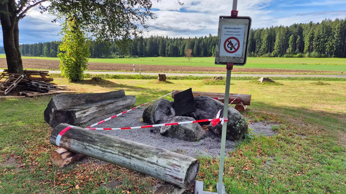 Grillstellenverbot aufgehoben.