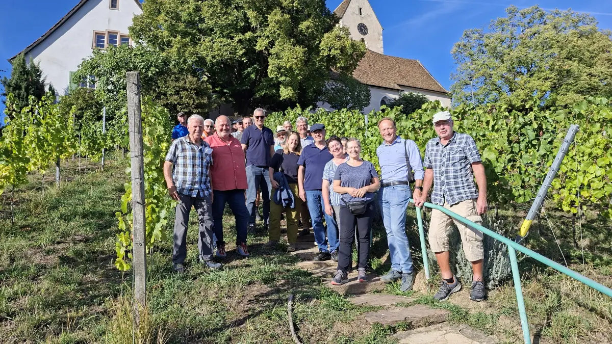 Bei herrlichem Herbstwetter zogen Winzer, Verantwortliche der Stadtverwaltung Weil am Rhein mit Oberbürgermeisterin Diana Stöcker und Gemeinderäte durch die Ötlinger Reben.