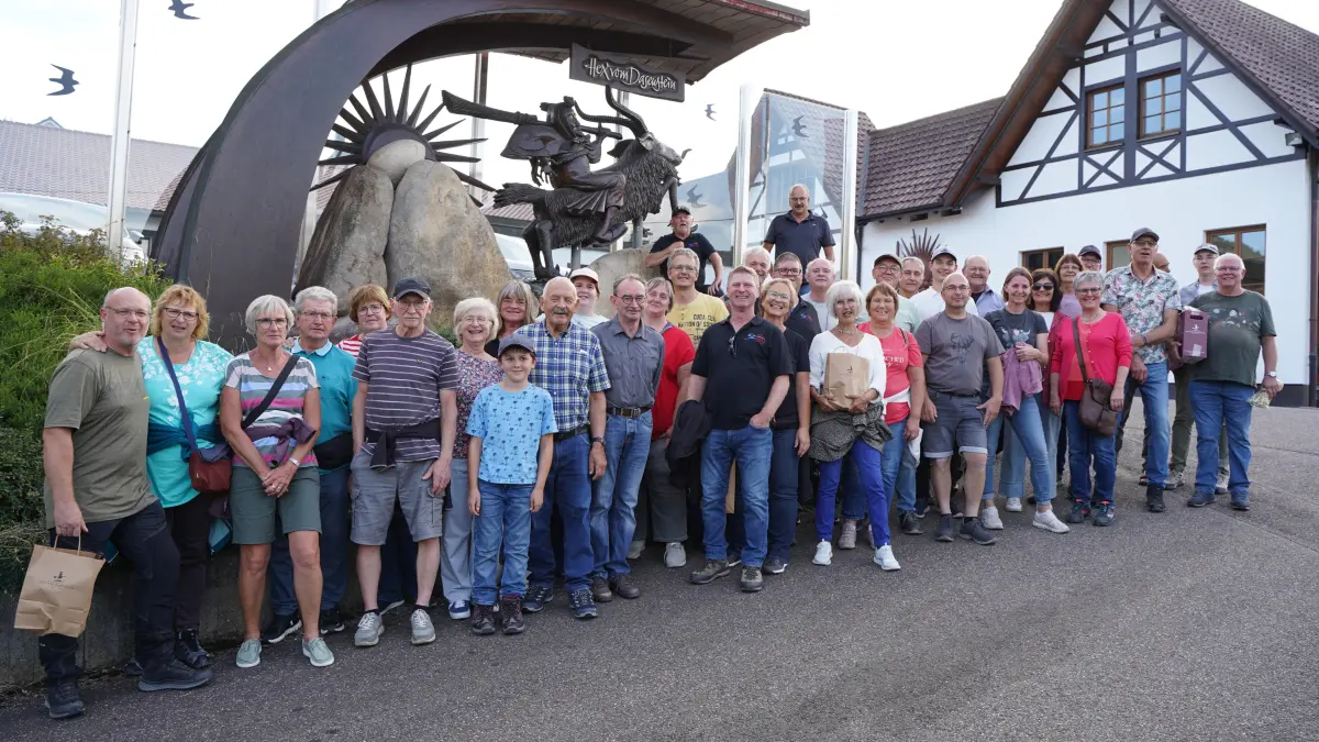 MGV Sängerlust Sulzbach vor der Winzergenossenschaft „Hex vom Dasenstein“ in Kappelrodeck.