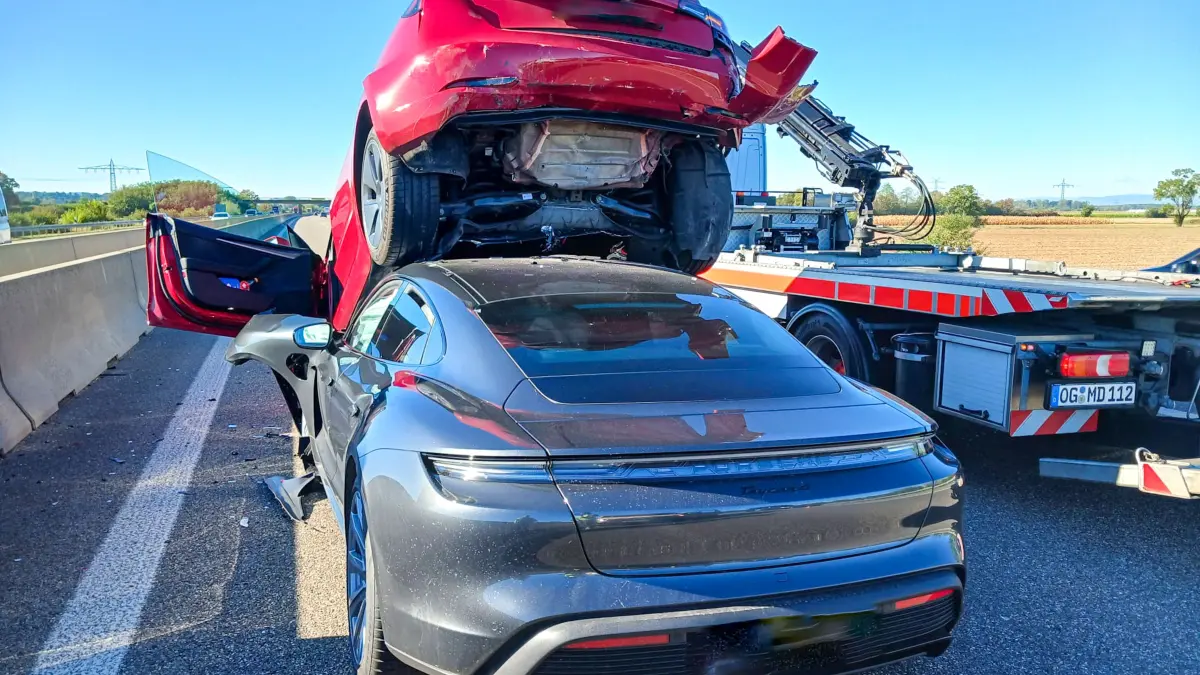 Eines der Unfallfahrzeuge wurde von einem anderen angehoben und landete auf der Motorhaube des anderen.