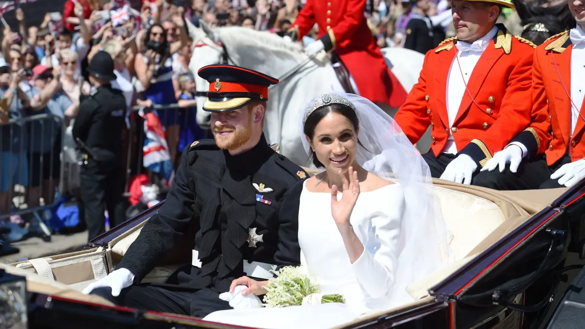 Prinz Harry und seine Frau Meghan fahren nach der Trauung in der Pferdekutsche "Ascot Landau" an den Victoria Barracks vorbei.