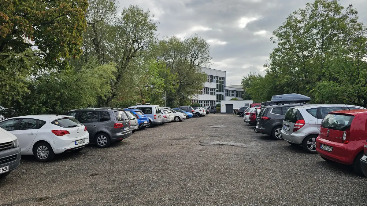 Jetzt soll der Parkplatz vor dem THG umgestaltet und das Parken während der Schulzeit nur noch Lehrkräften erlaubt werden.